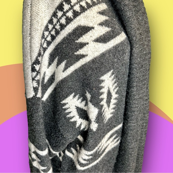 Plus Size Women’s Gray/White Fuzzy Shawl Collar Aztec Print Open Front Cardigan - Picture 6 of 11